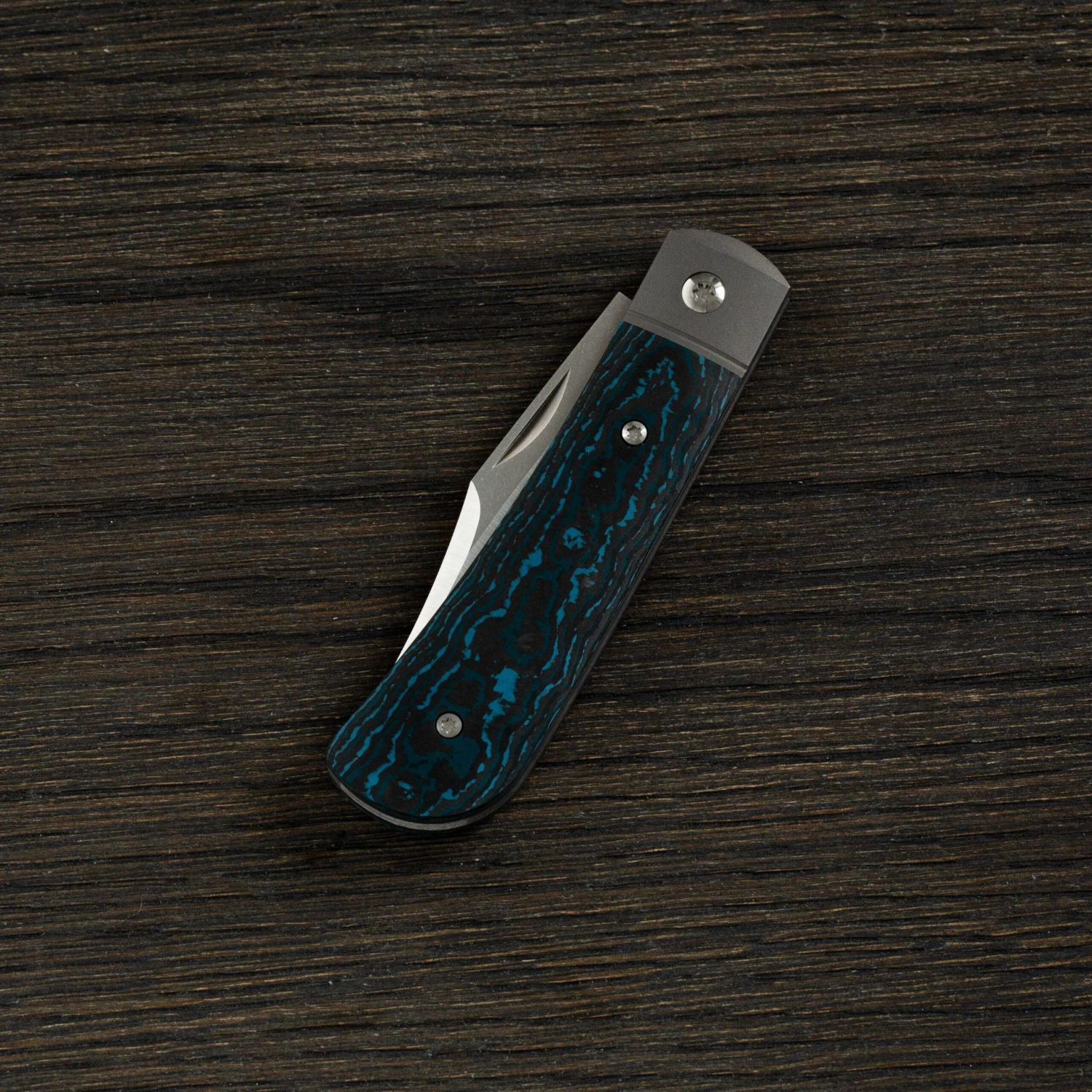 Jack Wolf Benny's Clip Fat Carbon Arctic Storm, BENNY-01-FCB, Couteau De Poche Slipjoint 4 Jack Wolf Benny's Clip Fat Carbon Arctic Storm, BENNY-01-FCB, Couteau De Poche Slipjoint – Image 2