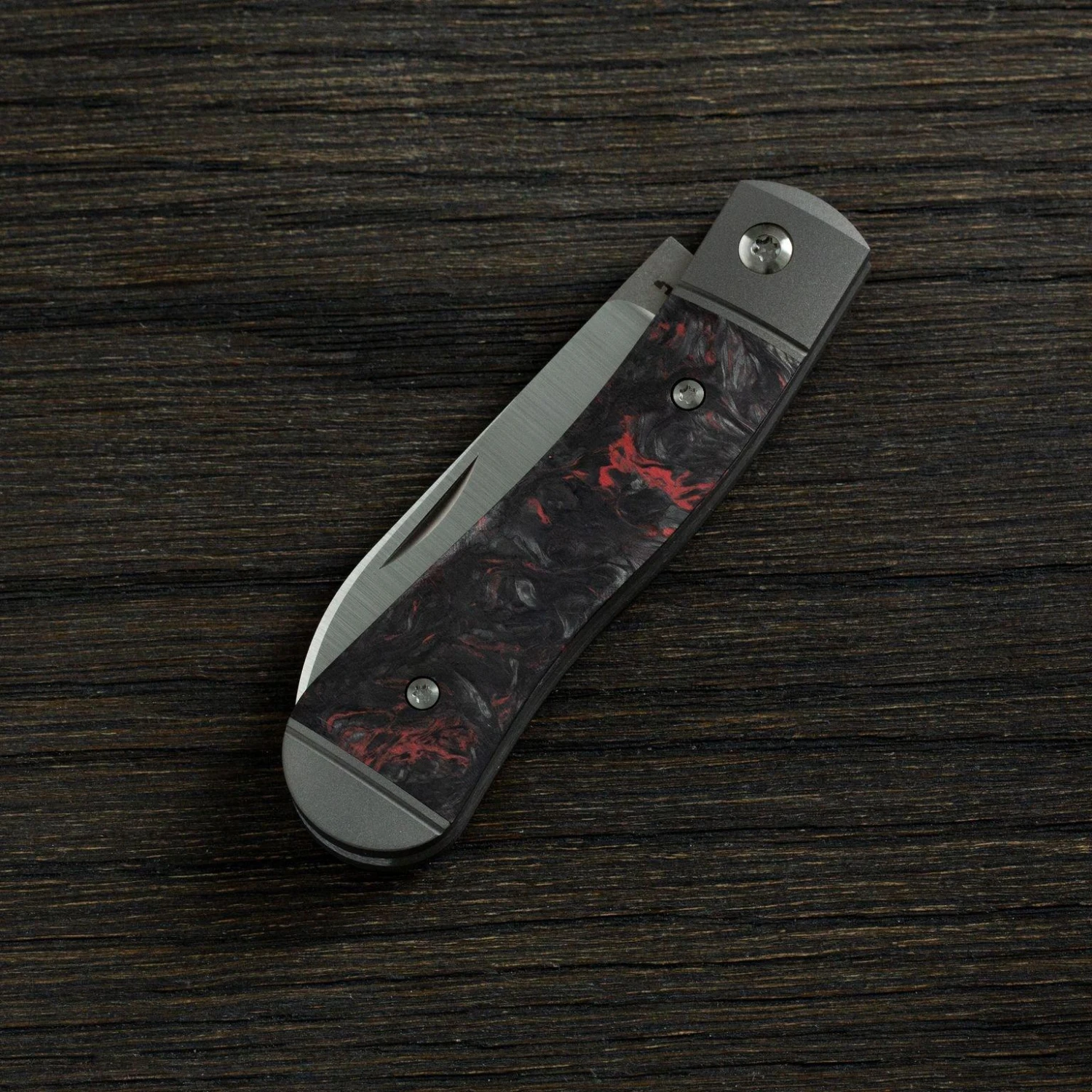 Jack Wolf K9 Jack, Red Dark Matter Fat Carbon K9-01-DMR Couteau De Poche Slipjoint 4 Jack Wolf K9 Jack, Red Dark Matter Fat Carbon K9-01-DMR Couteau De Poche Slipjoint – Image 2