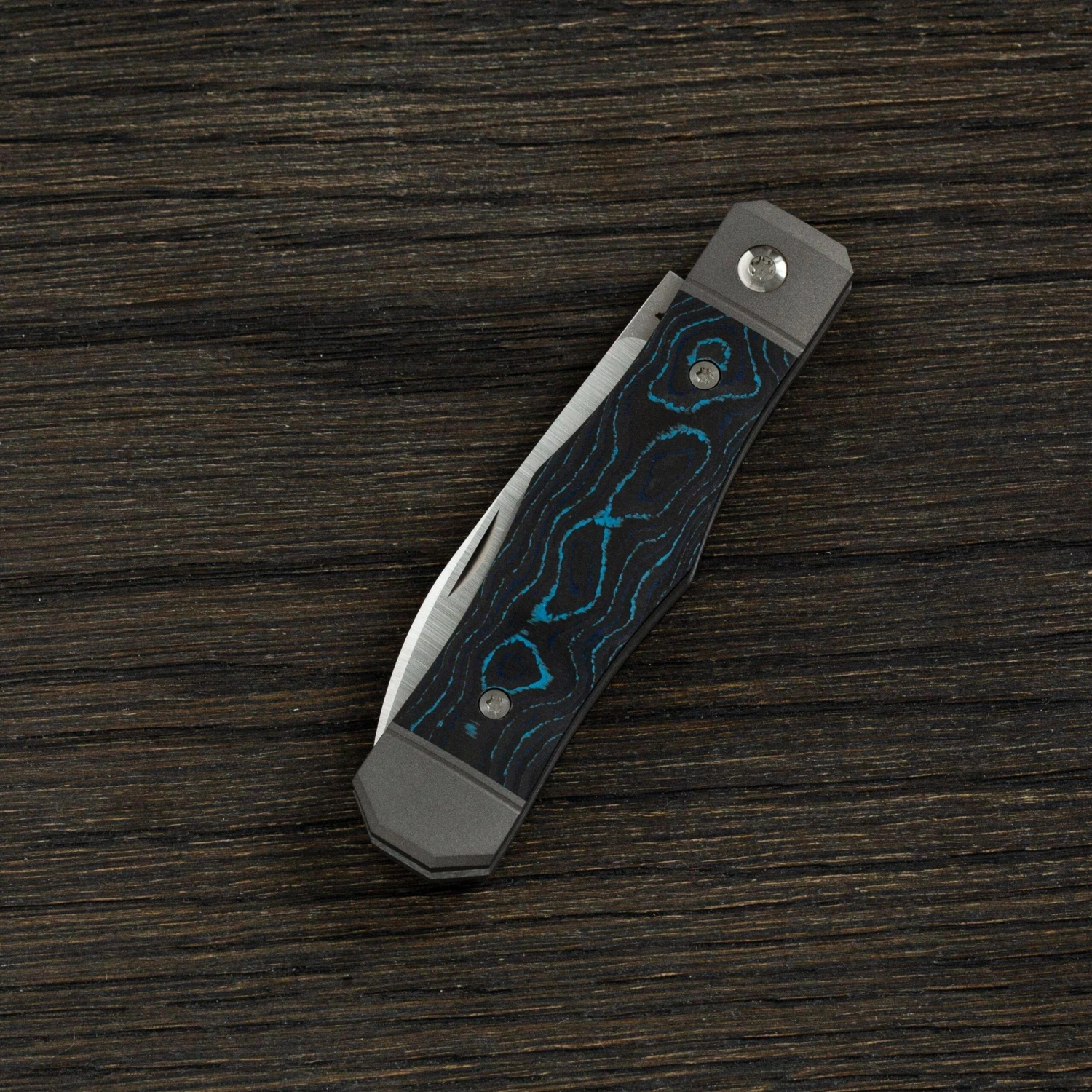 Jack Wolf Vampire Jack VAMPI-01-CCPB CamoCarbon Pacific Blue Couteau De Poche Slipjoint 4 Jack Wolf Vampire Jack VAMPI-01-CCPB CamoCarbon Pacific Blue Couteau De Poche Slipjoint – Image 2